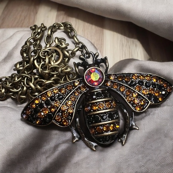 Bee pendant necklace 20” chain 2” wingspan Gorgeous - Picture 16 of 17